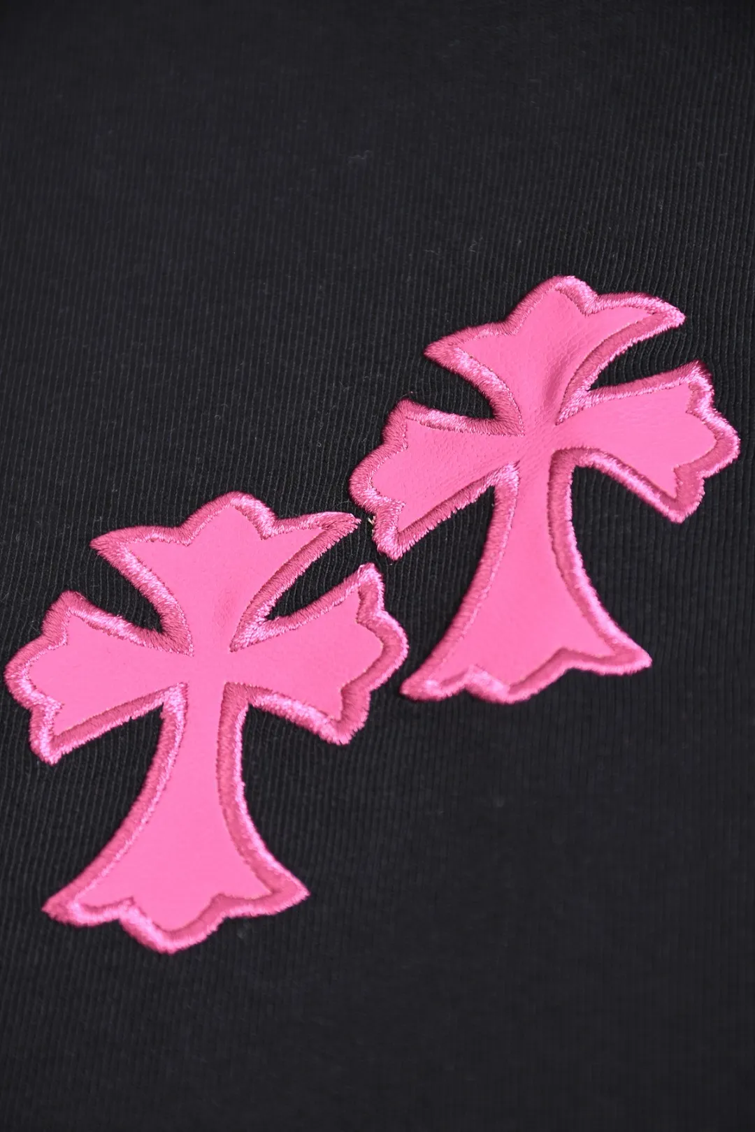 P170 Chrome Hearts CH Cross 26SS New product is hot at the same time💥 Early spring classic style Colorful double cross on the chest 🪡 Embroidery Large logo cross on the back Horseshoe and leather willow ding Sanskrit ✝️🪡 Embroidery Round neck short-sleeved T-shirt, a popular style, a style that both men and women like, the same style for men and women, 100% chance of turning heads when you wear it when you go out! It’s all about being handsome. The designer’s classic sense is precisely grasped. The whole piece of clothing is heavy. Industrial washing process. Ready-made garments are dyed + sprayed for a horse effect. The double-wash process is very recognizable. It uses heavy washing to make it distressed. The edges of the patch are slightly rolled and naturally distressed. It has a three-dimensional sense of layering and a little damage. It is very visually lethal. It adheres to Kroxin's consistent rough style. The chest and back are large, and the horseshoe flower printed patch pattern is embroidered and decorated. It is also decorated with silver metal engraved distressed buttons. The classic elements full of brand recognition instantly enhance the overall sense of grade and specification. Its texture is quite high-end! The overall feeling is high-end, simple and elegant, with silver hardware accessories, a full set of customized accessories, and the pattern of the entire dress is all decorated with patchwork three-dimensional embroidery technology, which is the finishing touch of the entire dress. The design on the back is even more eye-catching! ! This full back is so cool, it’s full of design, and the overall upper body style highlights fashion and individuality. Wearing it together as a couple is even more popular on the street. I recommend the early autumn sweatshirt! ! The fabric is a unique 320g 100% cotton, which is skin-friendly, breathable, warm to the touch, has a strong texture, and has smooth lines. It can be called a back killer, which has very strict requirements on craftsmanship and cost. The smooth neckline, flat cuffs and hems, the stitches are large and tight, tight and orderly, and the details are perfect. The consistent OS version can be worn alone or layered. It is very casual, but very iconic! It is simply the flagship of high-end trendy brands and must be included in your wardrobe. It has the American fashion spirit of freedom and individuality, and is highly recognizable and stylized! Color: Black White Size: S-XL Size chart: S: Shoulder width 50-Bust 56-Length 70 M: Shoulder width 52-Bust 57-Length 72 L: Shoulder width 54-Bust 59-Length 74 XL: Shoulder width 56-Bust 62-Length 76